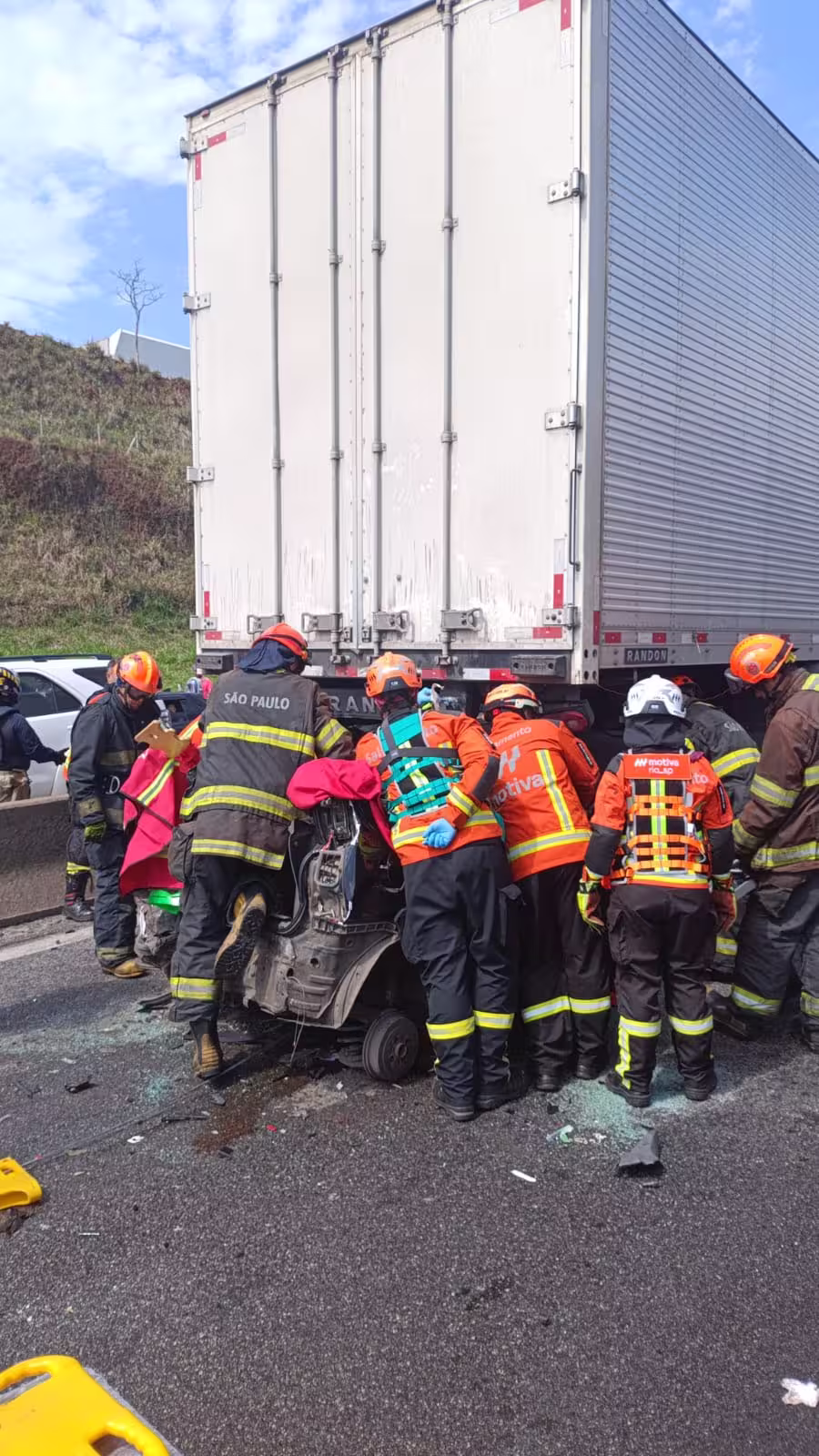 Carro com criança de 3 anos fica prensado entre caminhões em engavetamento na Dutra, em Taubaté. Rodovia é interditada 2 Carro com criança de 3 anos fica prensado entre caminhões