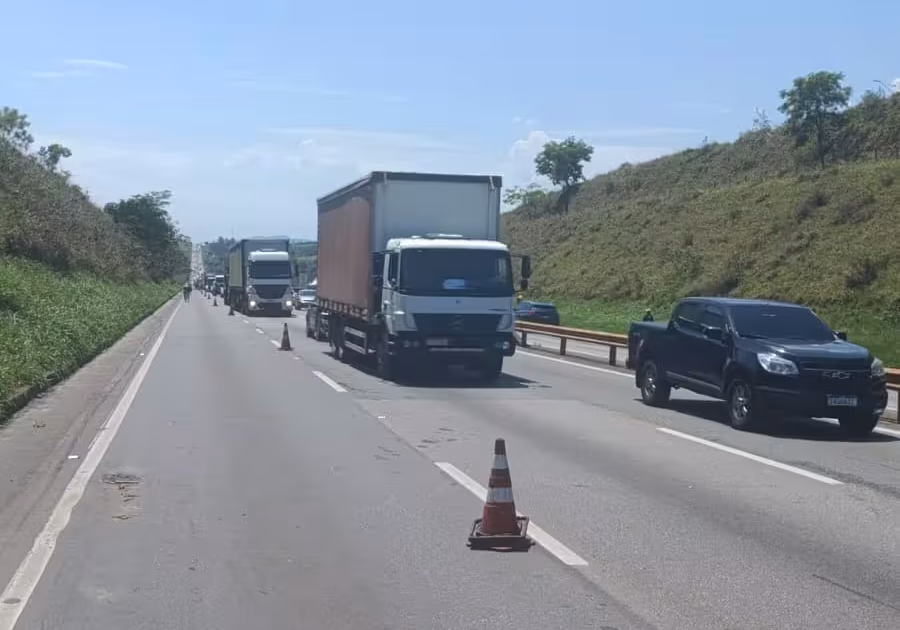 carro de avós e neto em Taubaté