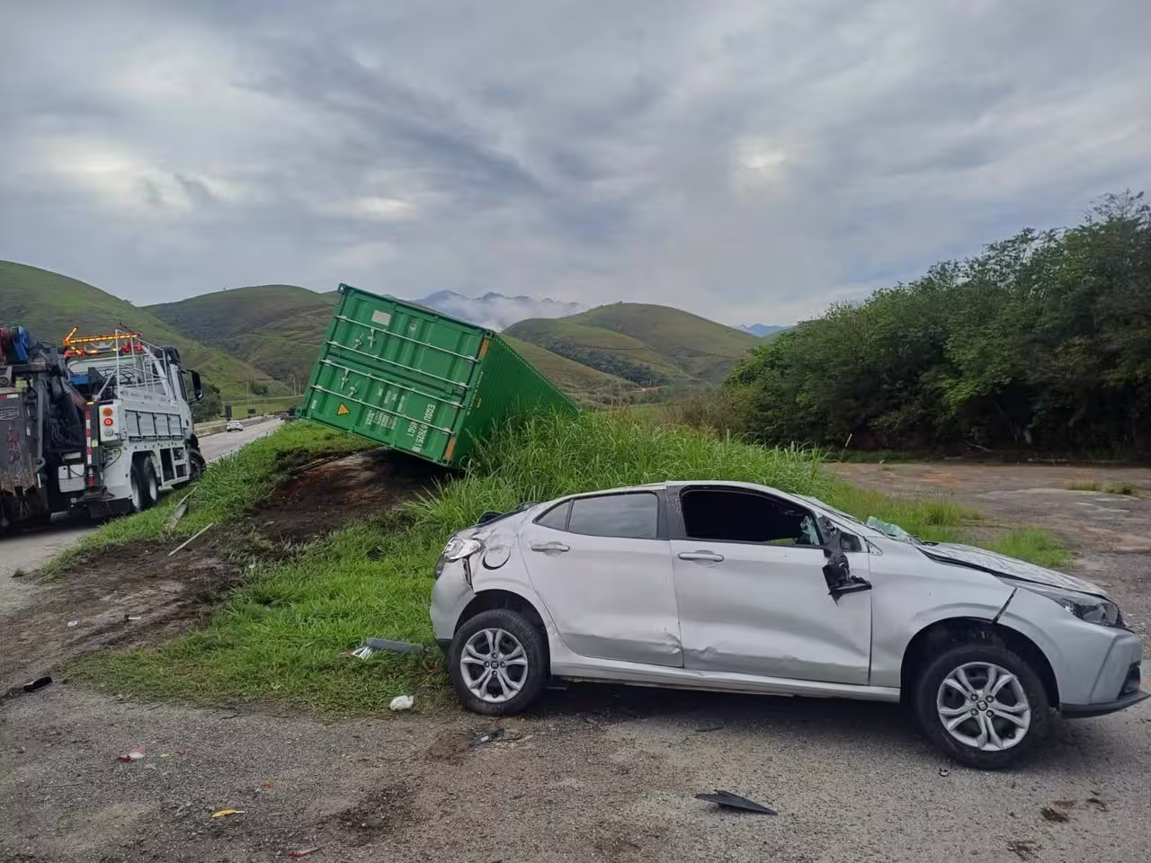 Dutra tem tráfego intenso em 21 km rumo a Aparecida