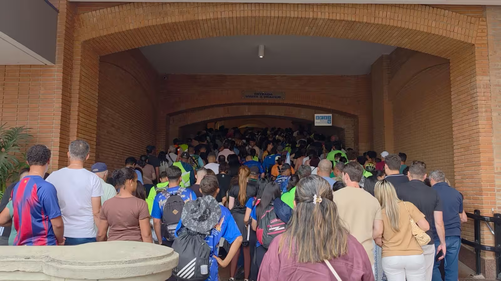 Aparecida bate recorde com 200 mil devotos em um dia