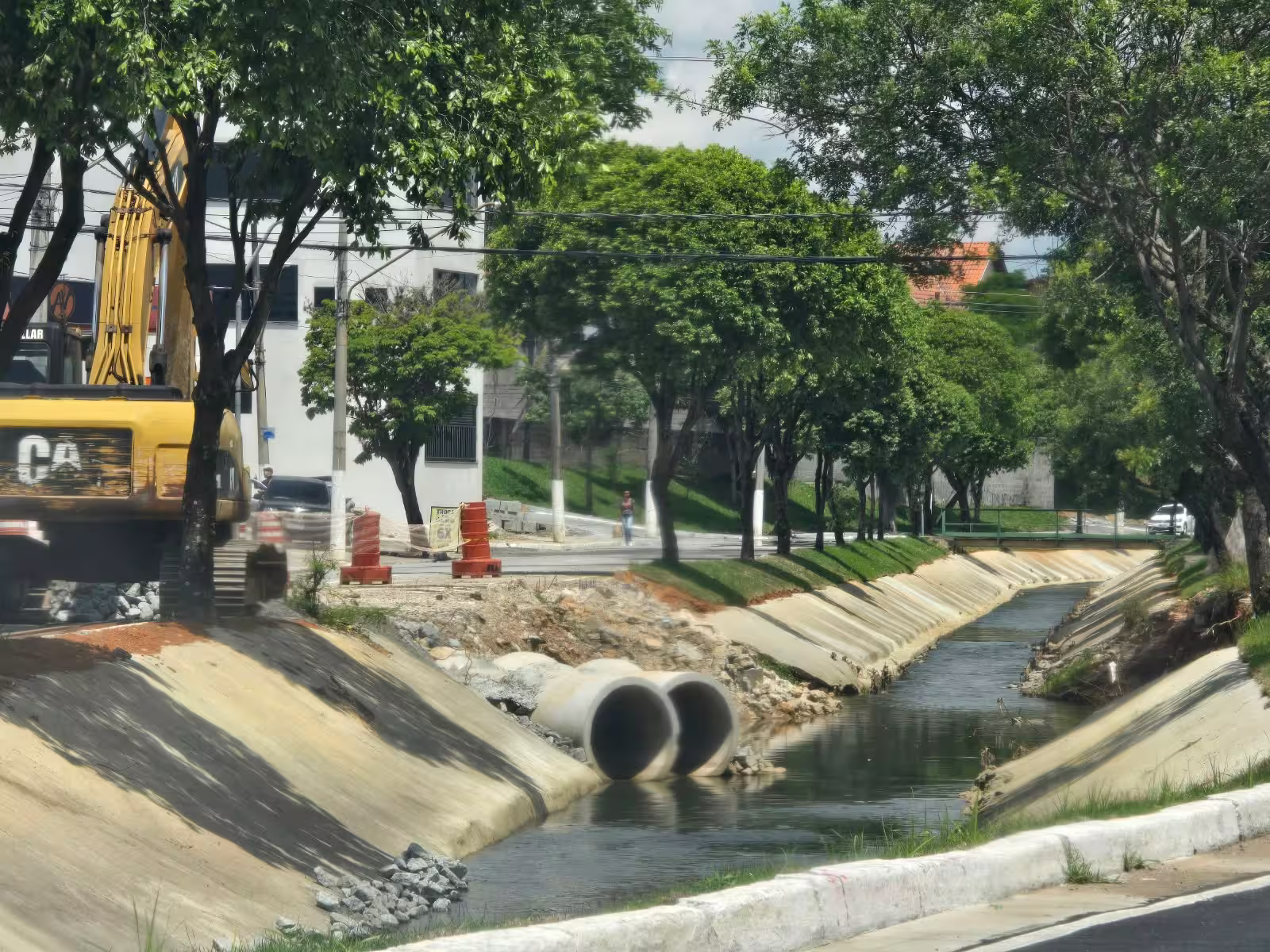 extravasamento de esgoto na Avenida Brasil