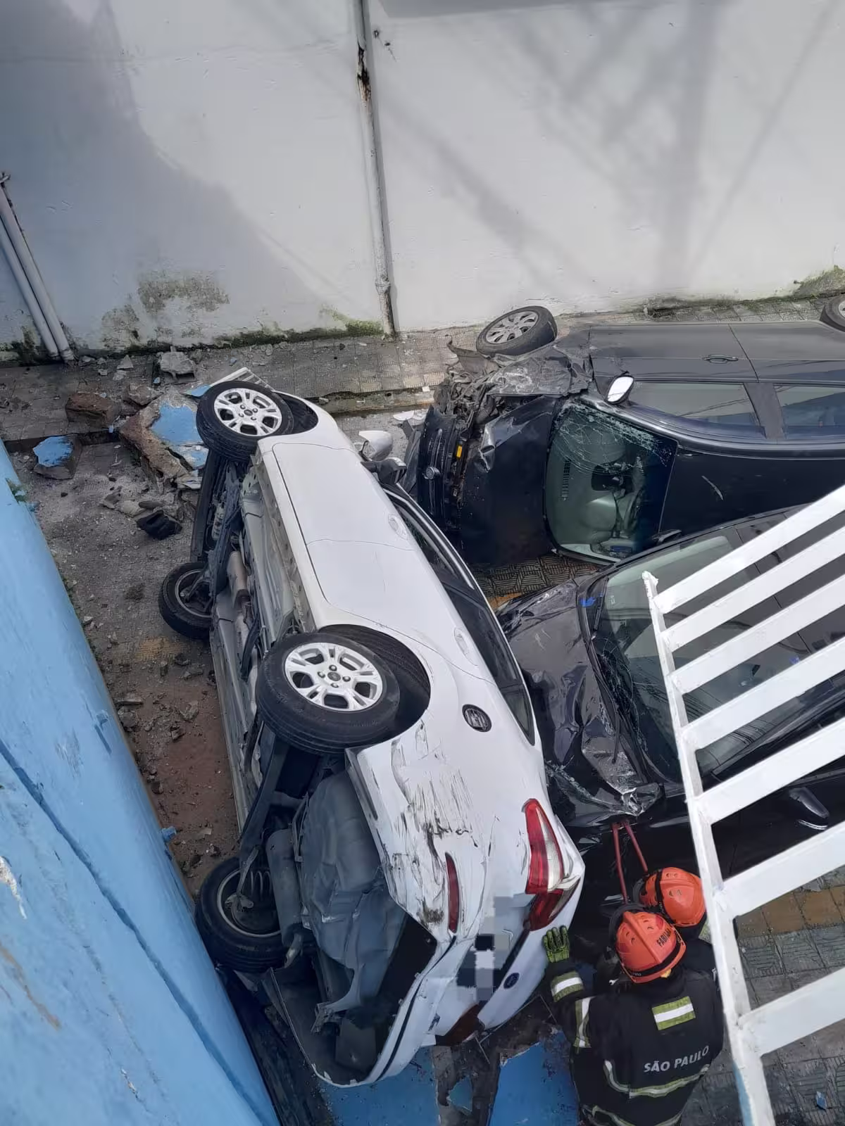 Idoso de 80 anos perde o controle do carro