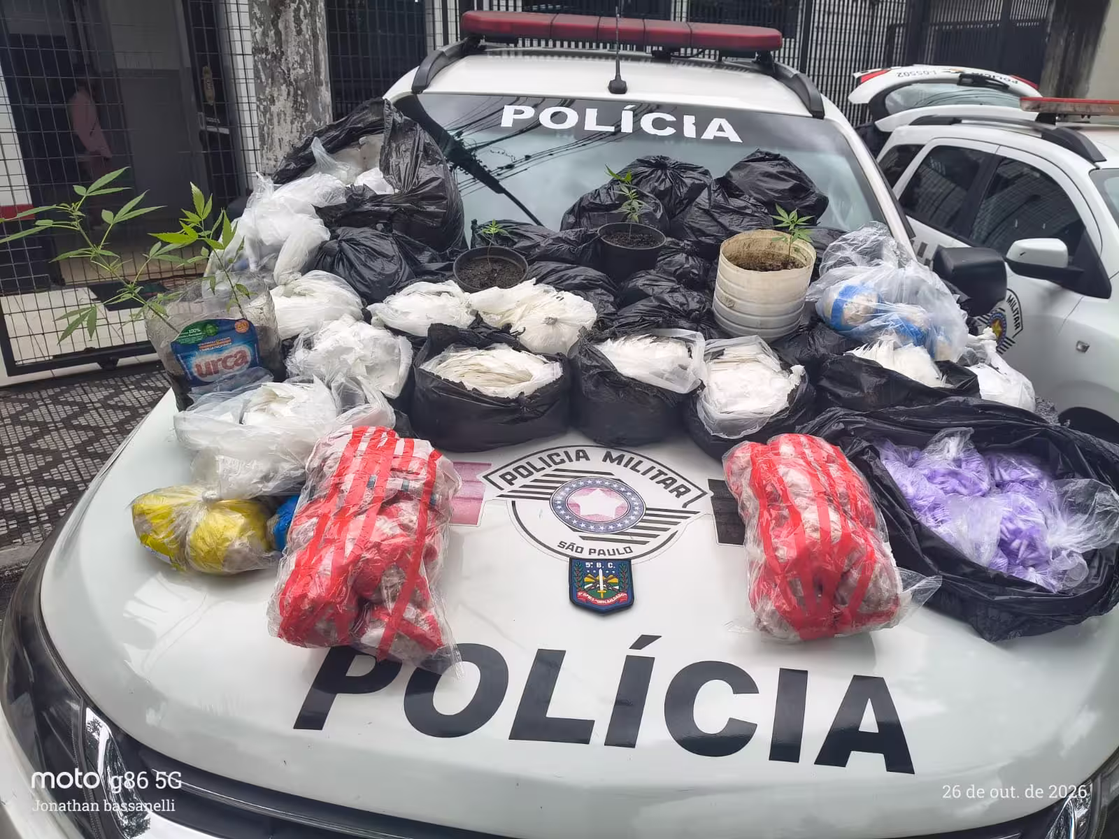 Mulher é presa com mais de 46 kg de drogas escondidos em fundo falso em Taubaté