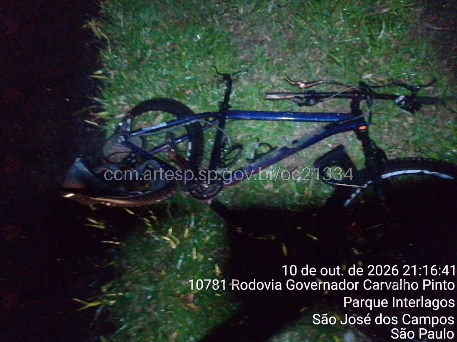 Ciclista morre após ser atingido por carro na Carvalho Pinto, em São José dos Campos. Motorista se evadiu do local do acidente