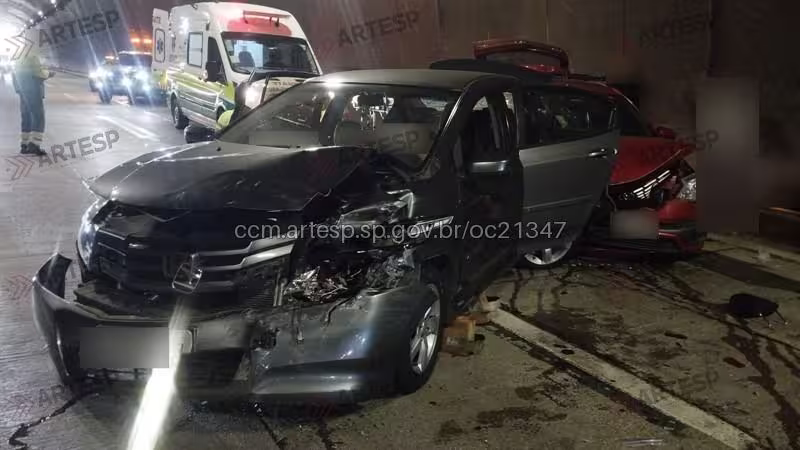 engavetamento dentro de túnel da Carvalho Pinto