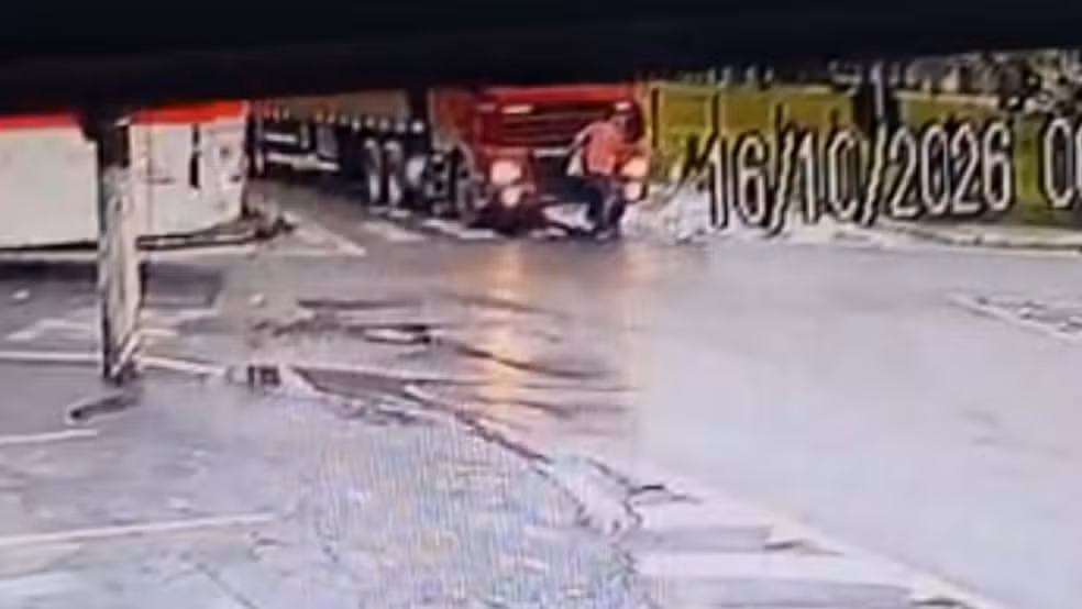 idoso é atropelado por carreta em Caçapava