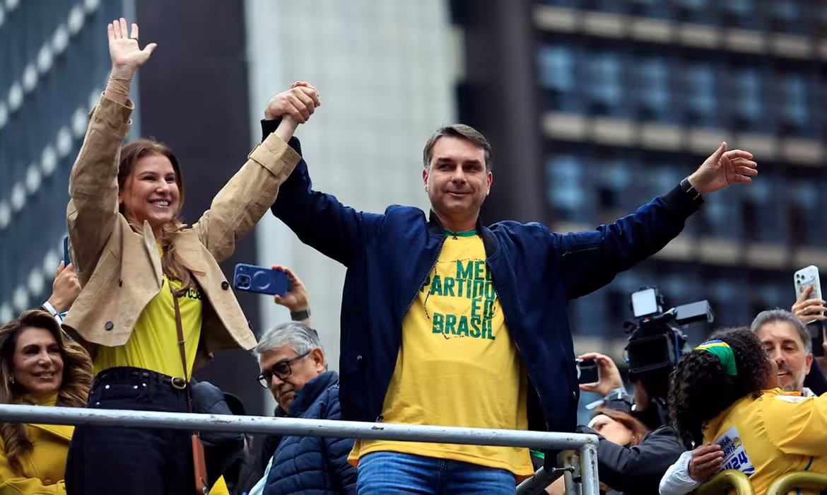 Flávio Bolsonaro está fora do Brasil